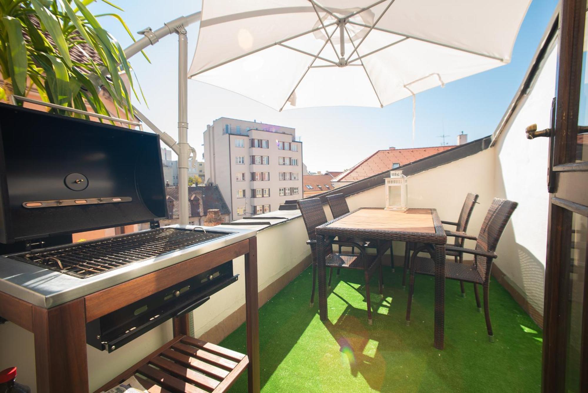 Blue Lotus Apartments Братислава Екстериор снимка