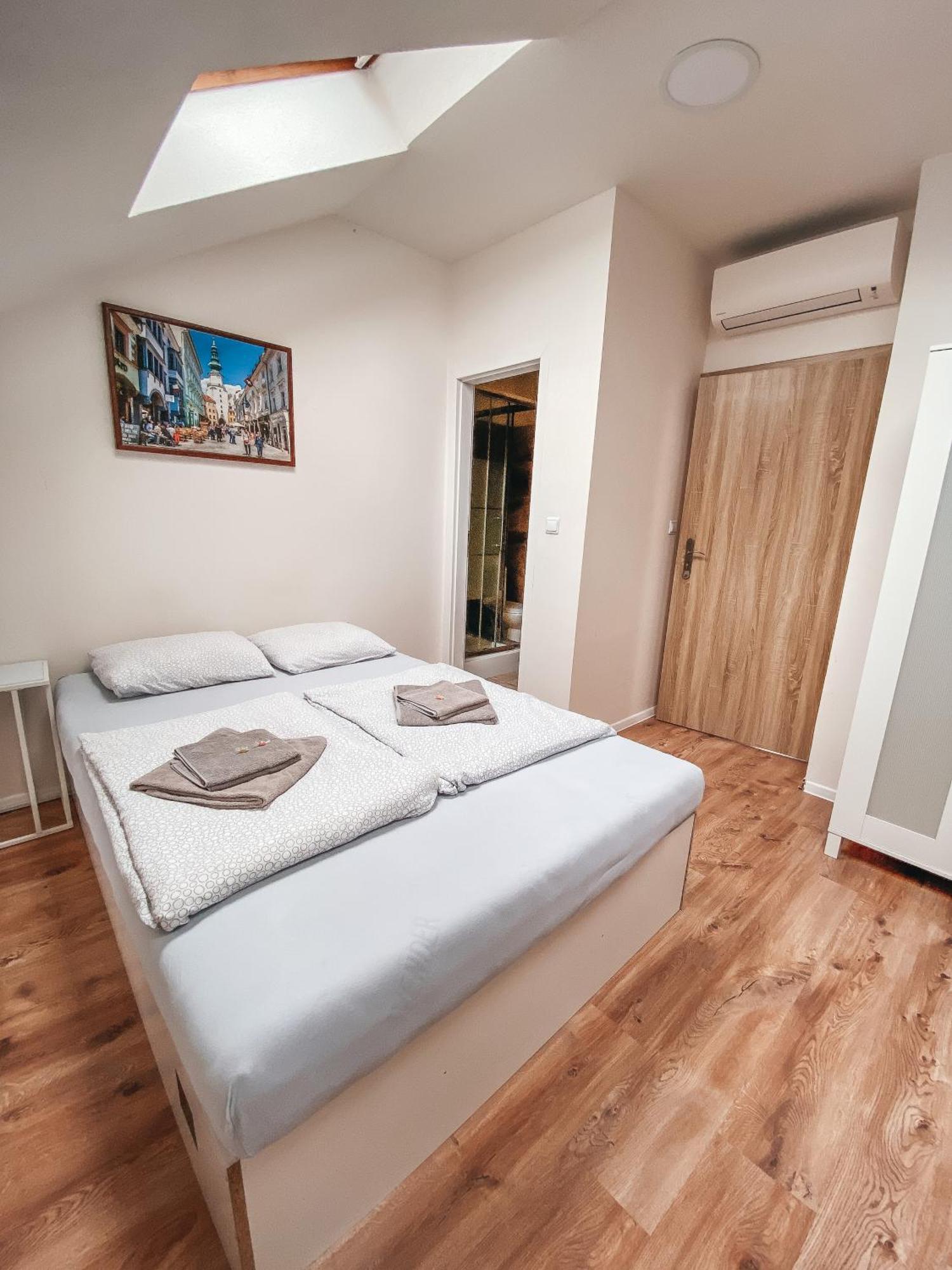 Blue Lotus Apartments Братислава Екстериор снимка