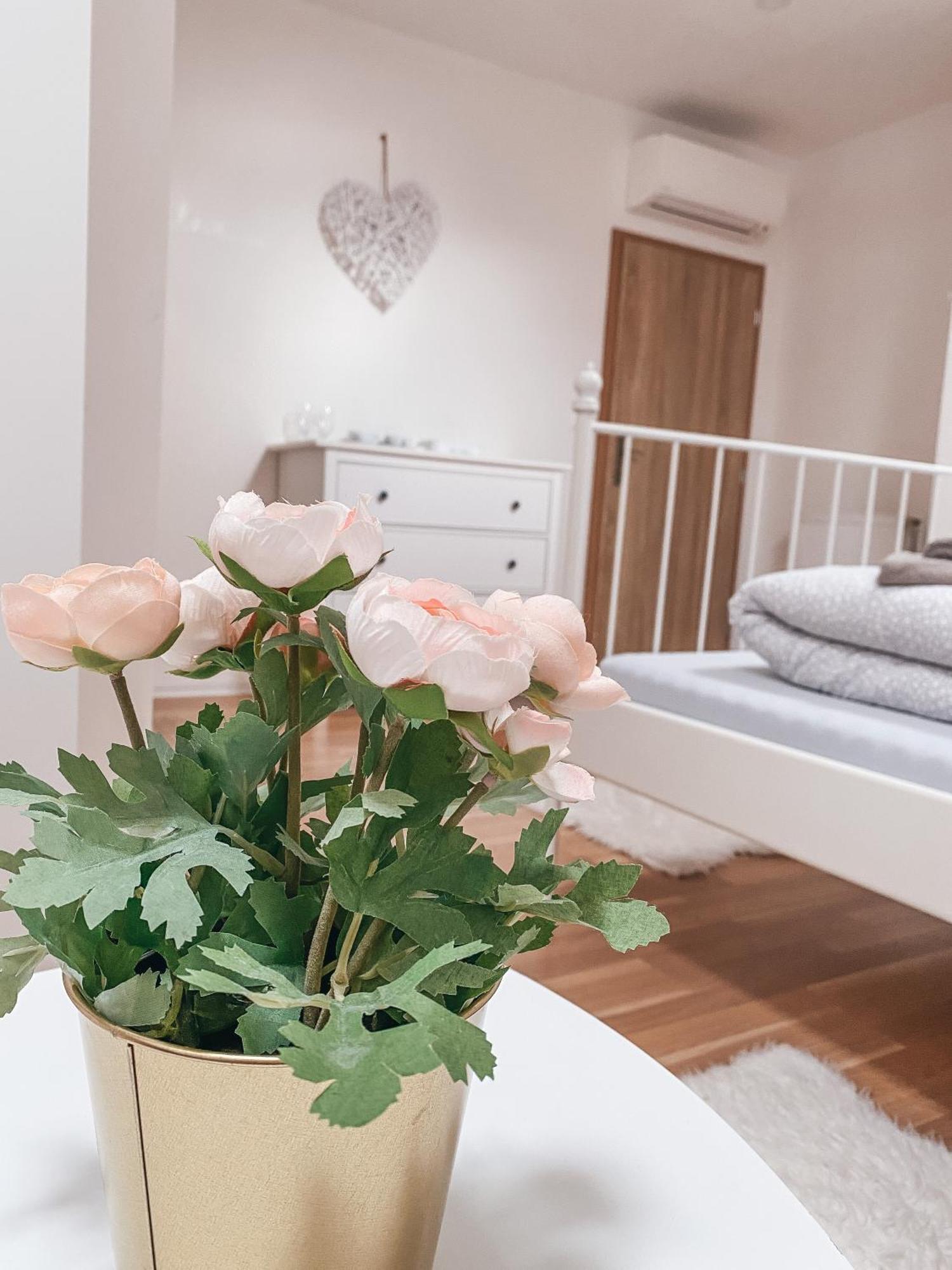 Blue Lotus Apartments Братислава Екстериор снимка